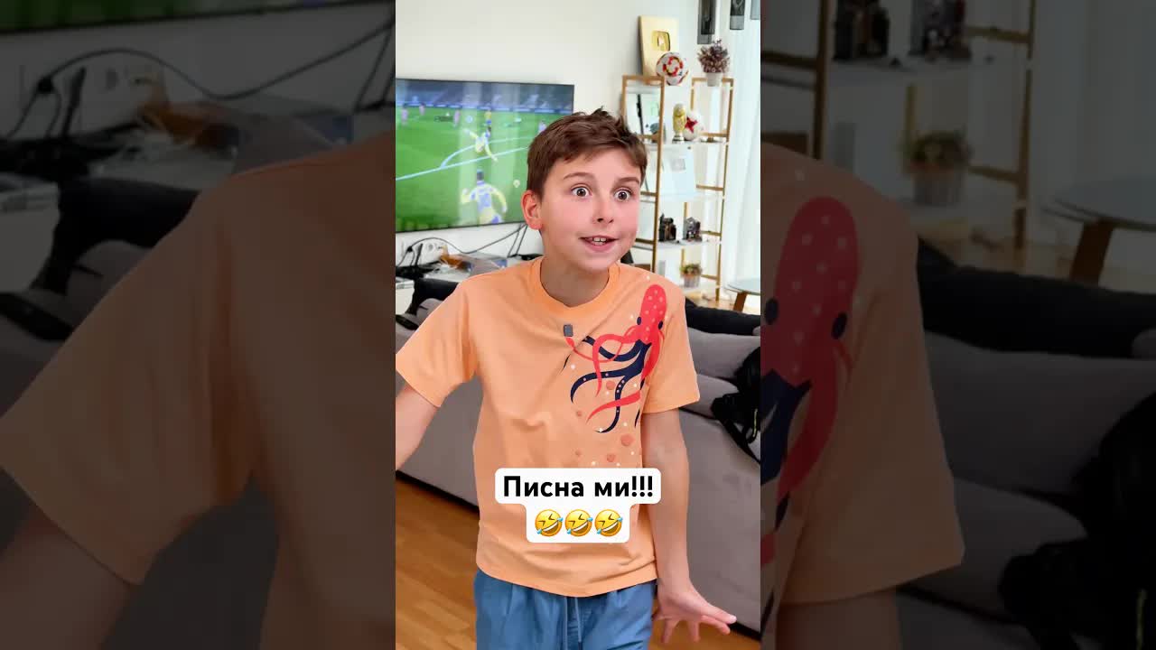 Мама убеждава Алекс да се облече за тържество