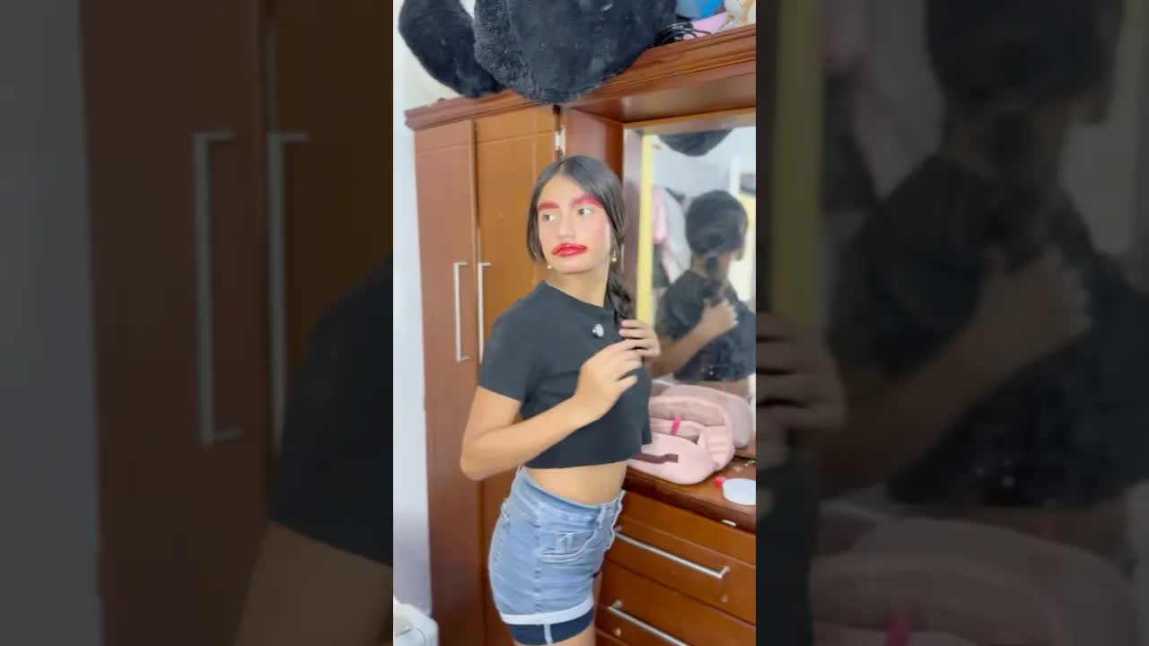 Daniela no sabe maquillarse: reacción divertida