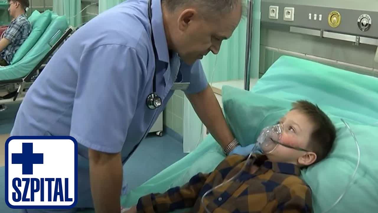 Chłopiec celowo zjada orzeszki, na które jest uczulony