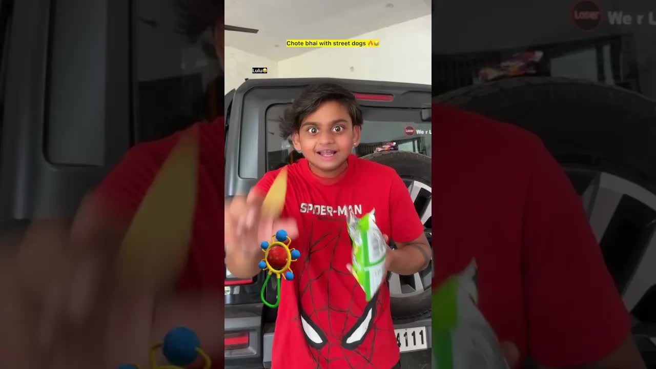 थैलू कुत्ते को खिलाने की कोशिश