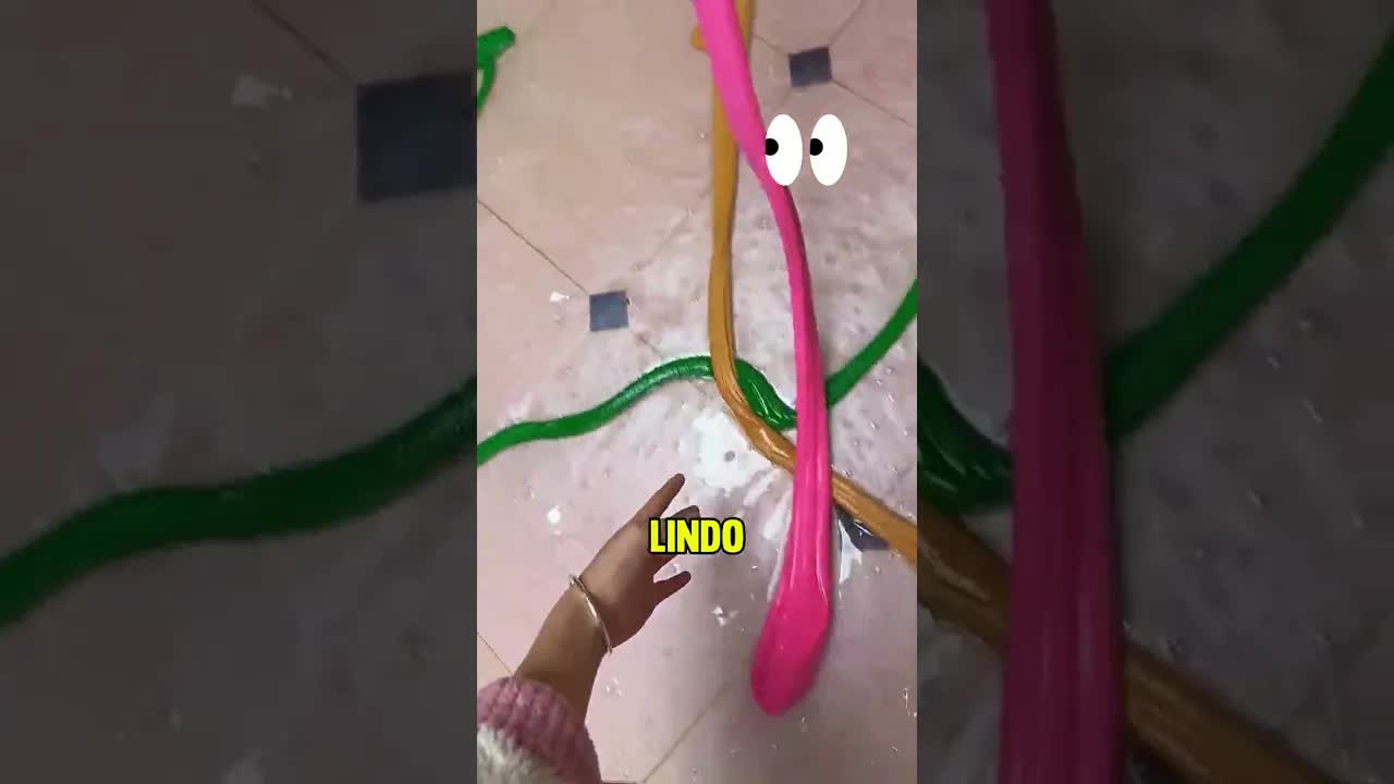 Irmãos criam arco-íris com líquidos coloridos