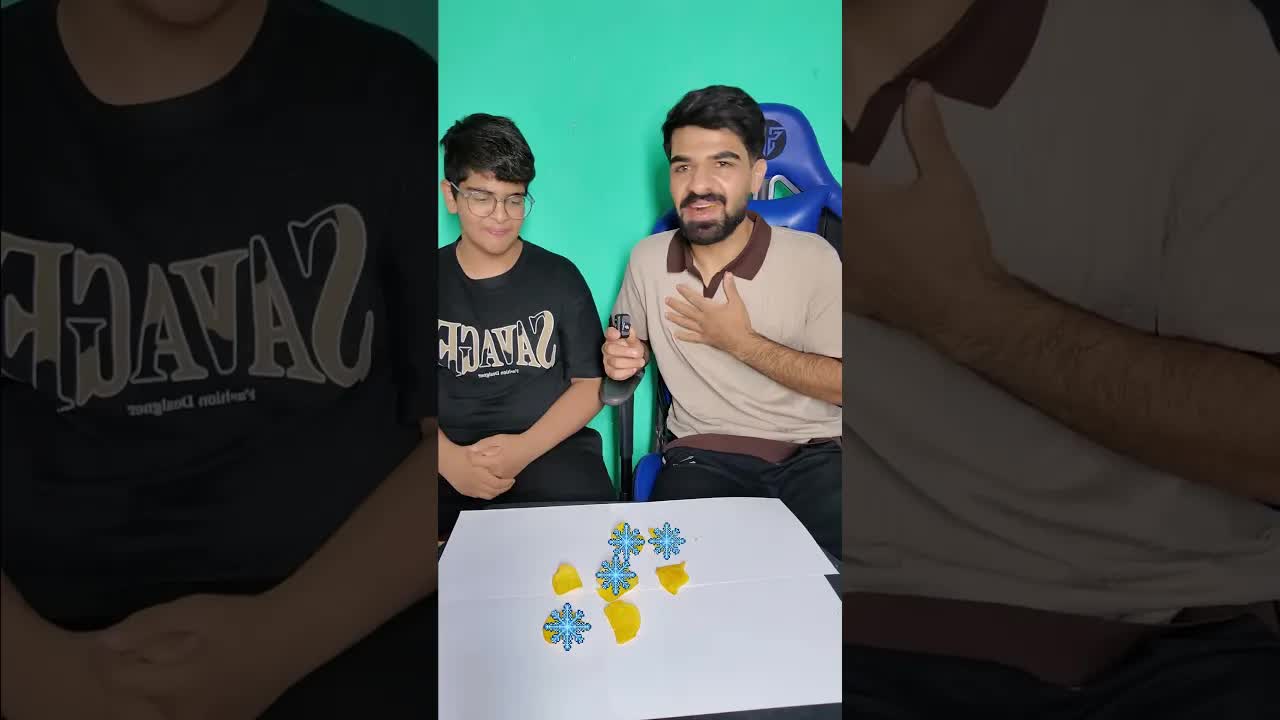 يحط ثلج على ظهره مع أخيه