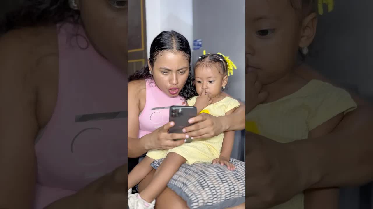 Revisando el celular de papá a escondidas