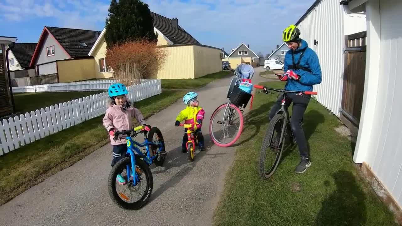 Familjen letar efter markörer i skogen med HittaUt-appen