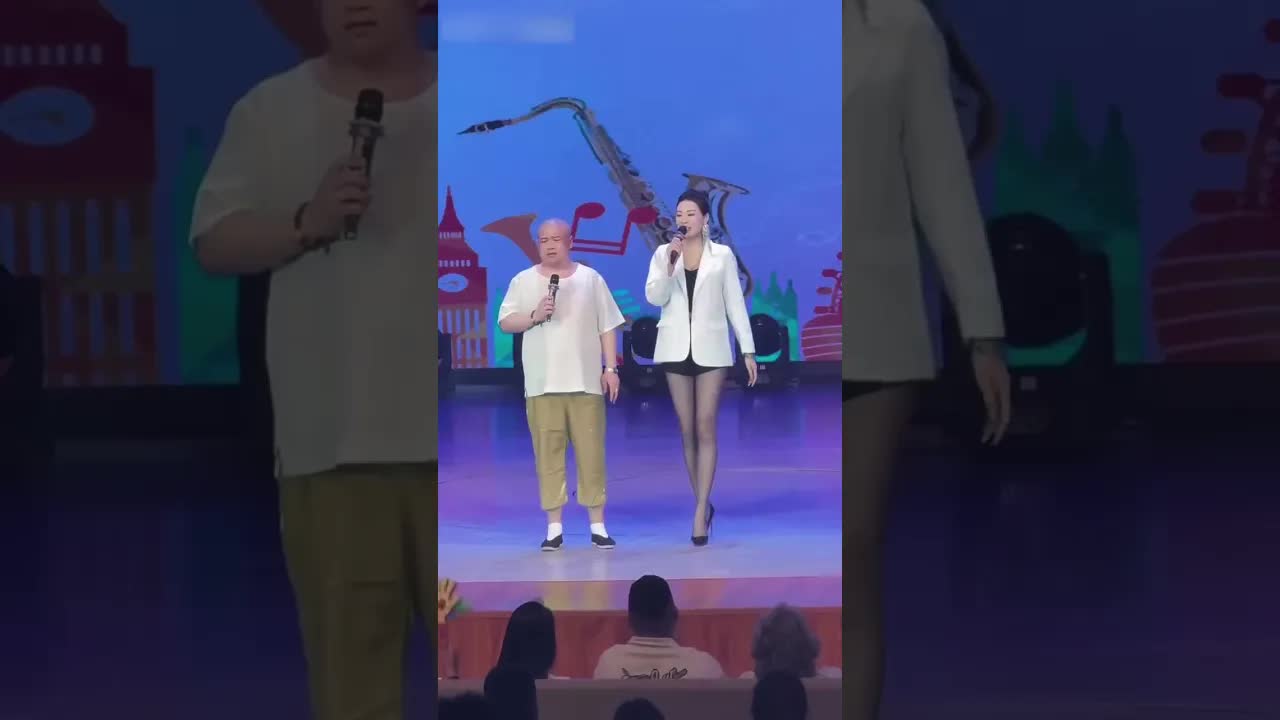 东北二人转搞笑片段：上台摸啥呀