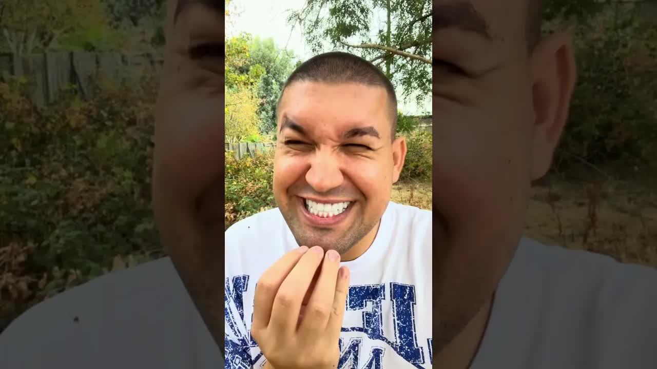 Veverița cu hârtie în gură