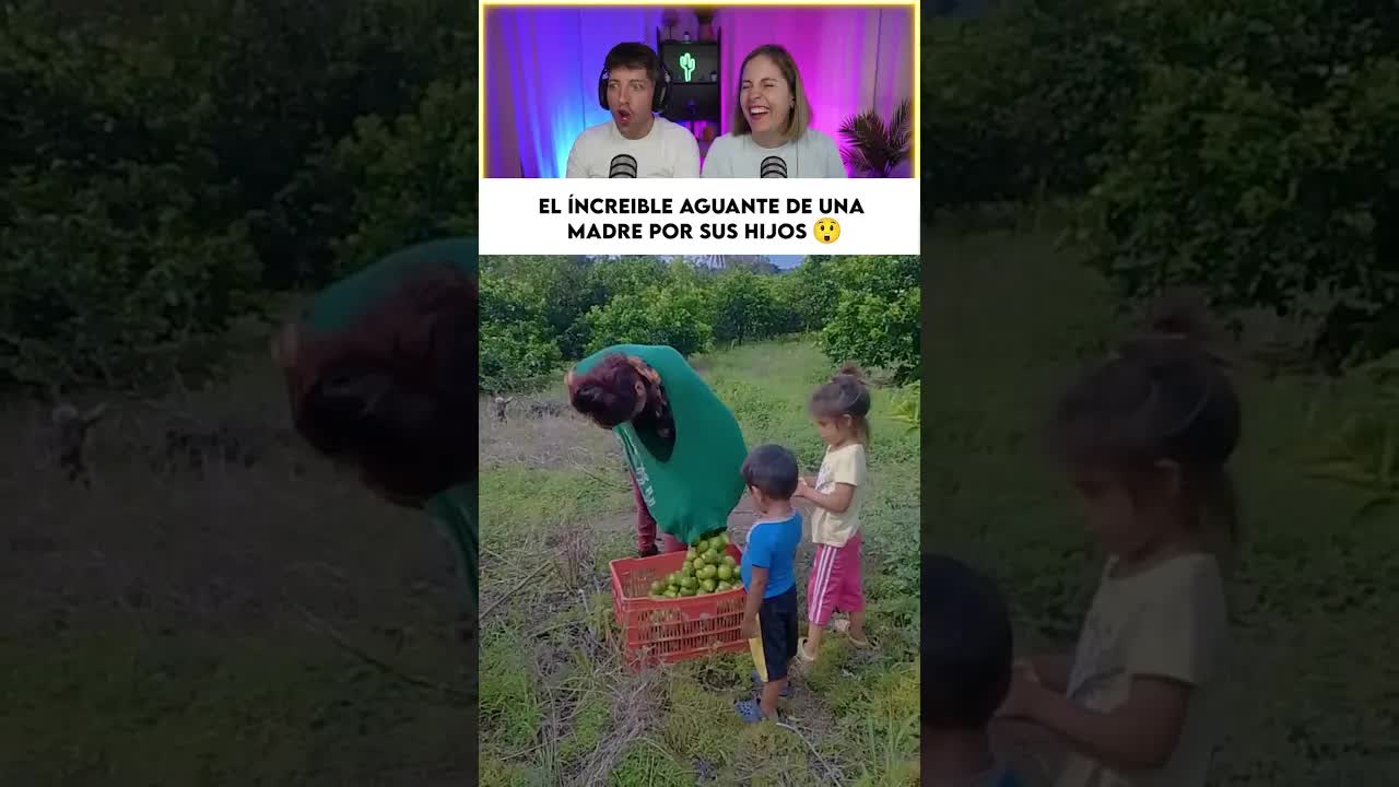Un joven que trabaja mientras otros se divierten