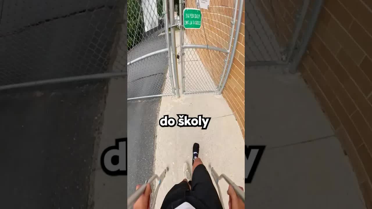 Chlapec s berlami přeskočil bránu školy