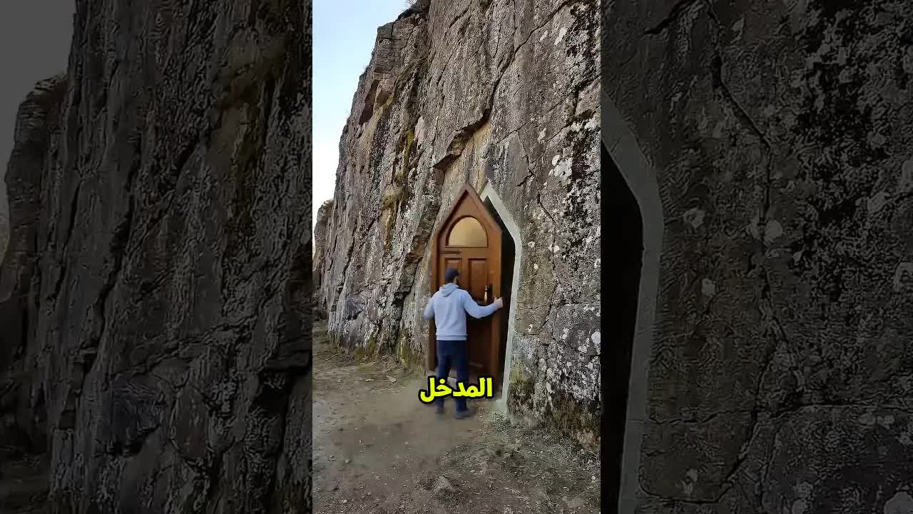رجل يبني مطعمًا داخل صخرة في الجبل