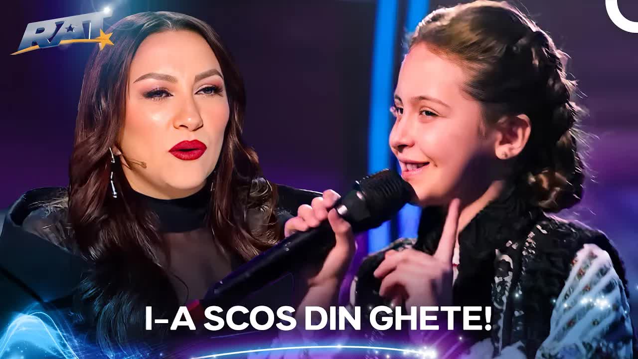 O fetiță cântă în costum popular la Românii au talent