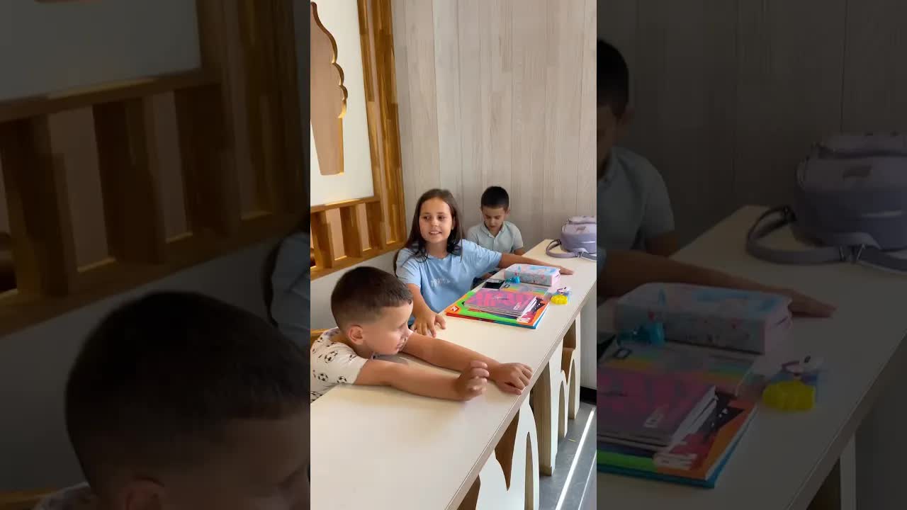 Deca pokazuju nove sveske i pribor za školu