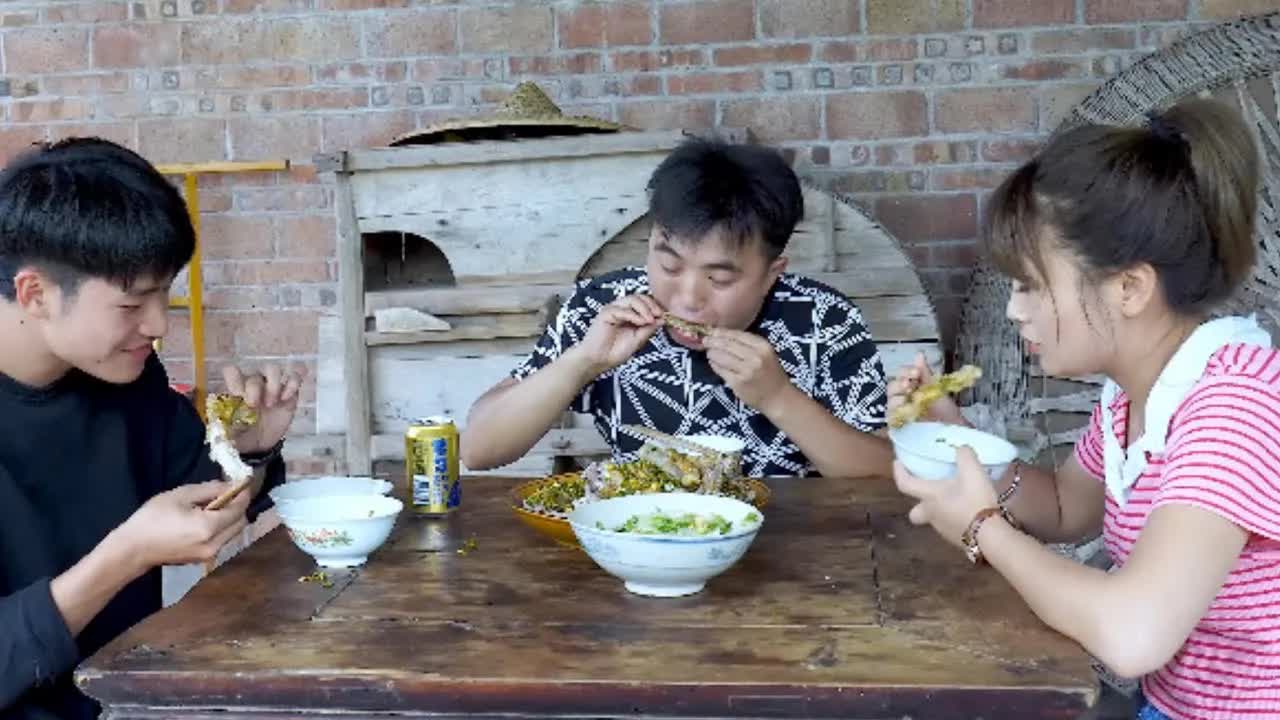 徐三娃制作手把排骨配剁椒汁