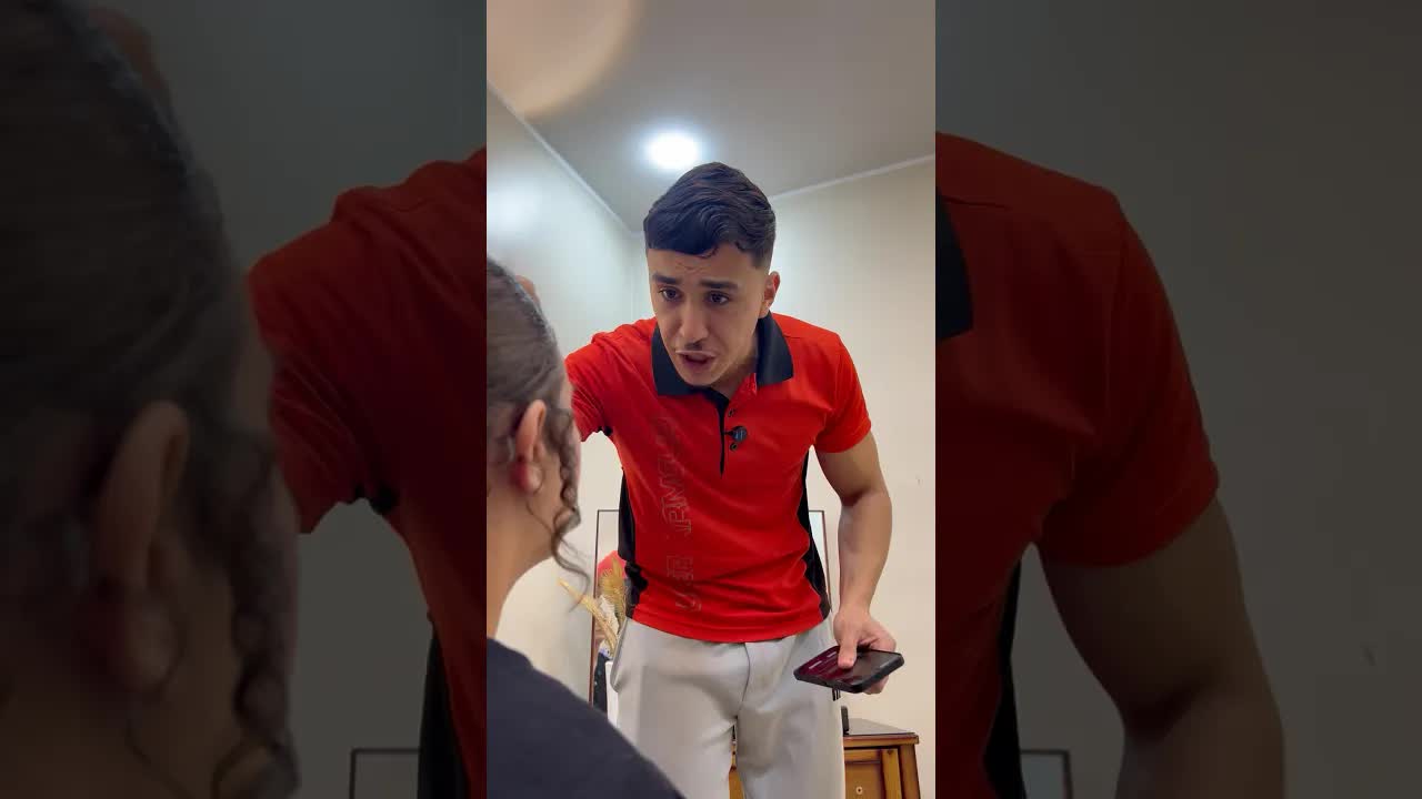 أم تراقب ابنها وتكتشف هاتفه السري