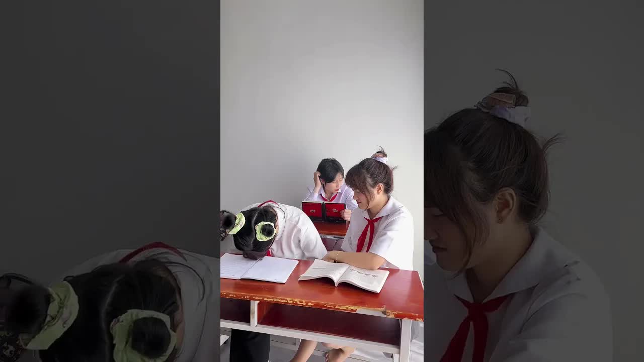 Giáo viên mê bóng đá và lớp học nghịch ngợm