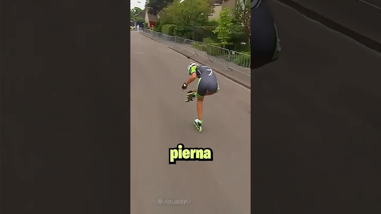Una atleta arregla su rueda durante una carrera