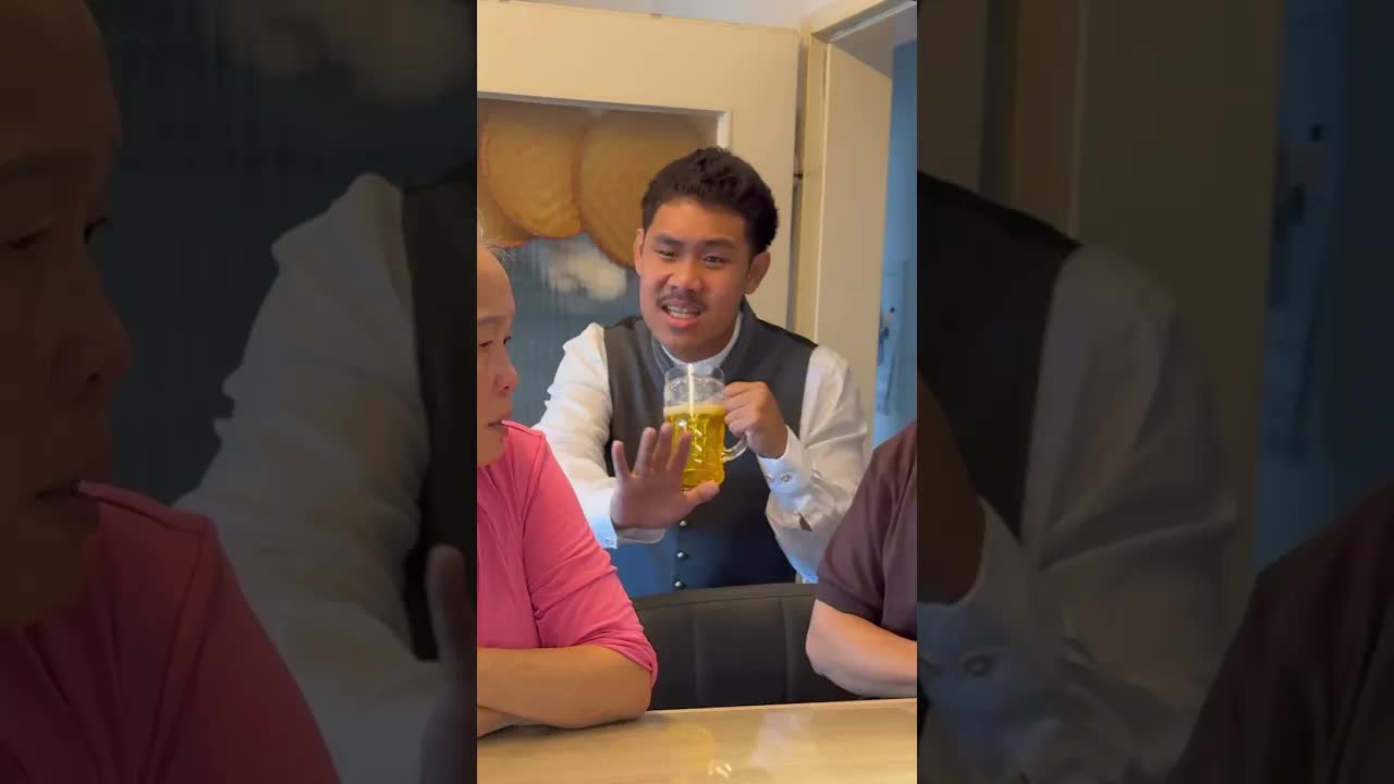 Prank mit Bierkrug auf der Wiesn