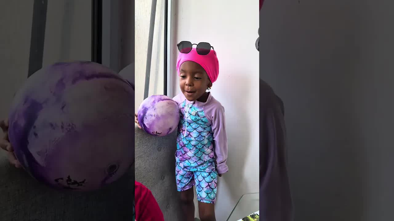 Isabela hace la tarea para ir a la piscina