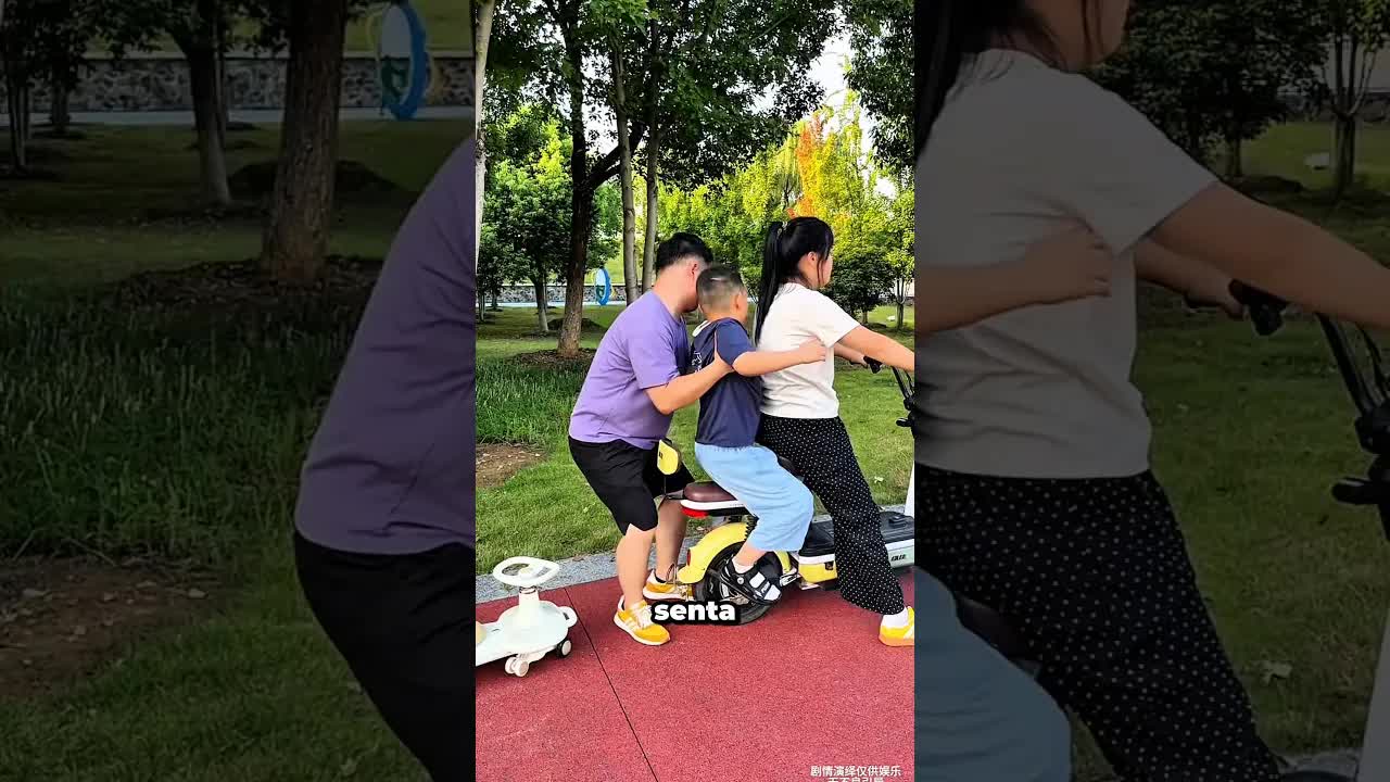 Pai e filho improvisam lugar para sentar na scooter