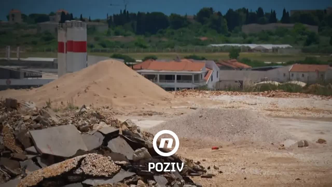 Ilegalno brdo otpada pred kućama mještana Plana