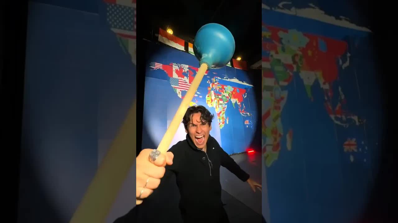 يوتيوبر يهدي عائلة منزلًا مجانًا
