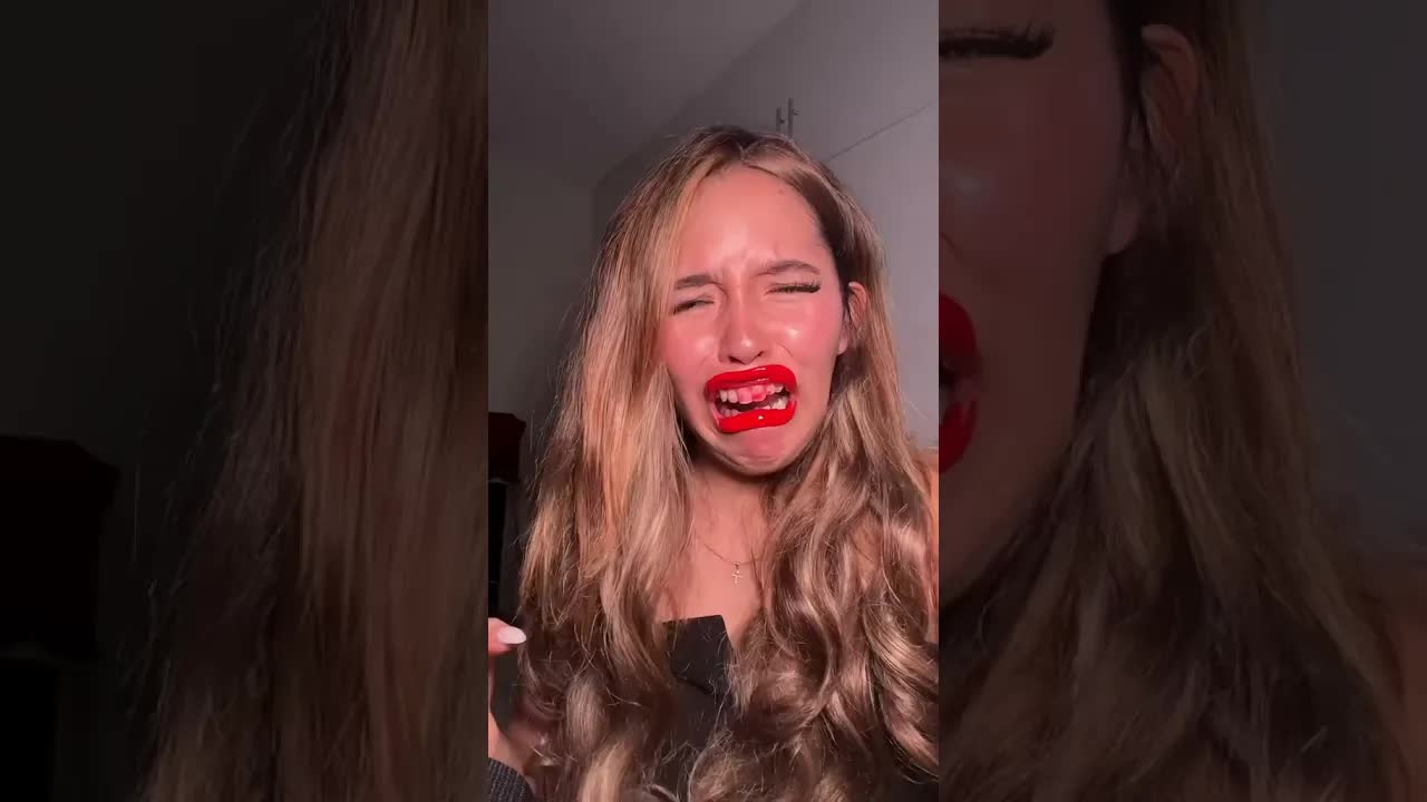 Pintando una correa de guitarra con mis labios