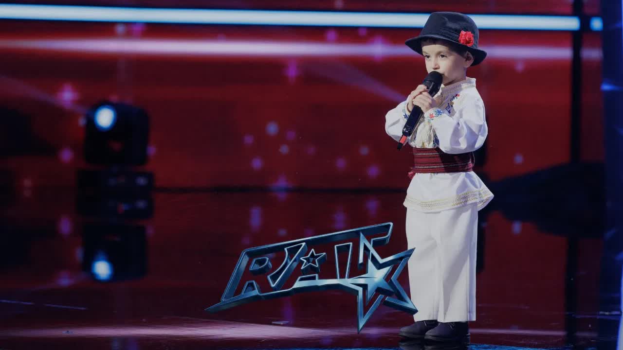 Teodor de 3 ani cântă la Românii au Talent
