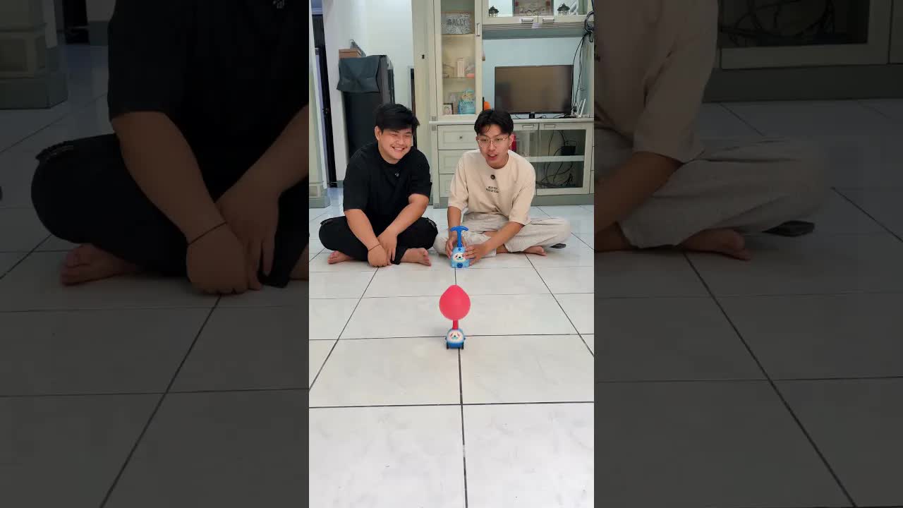 Adik cuma mau minjam, abang malah pamer mainan