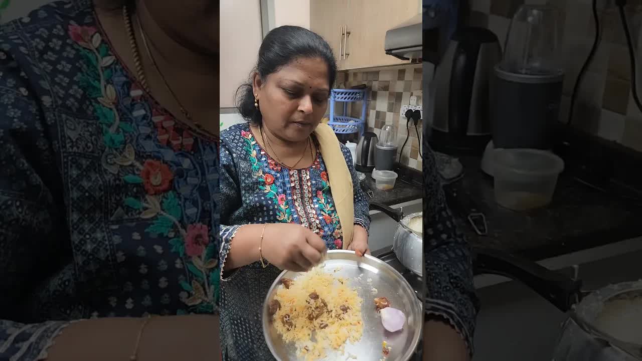 திருச்சியிலிருந்து துபாய்க்கு அனுப்பும் உணவுப் பைகள்