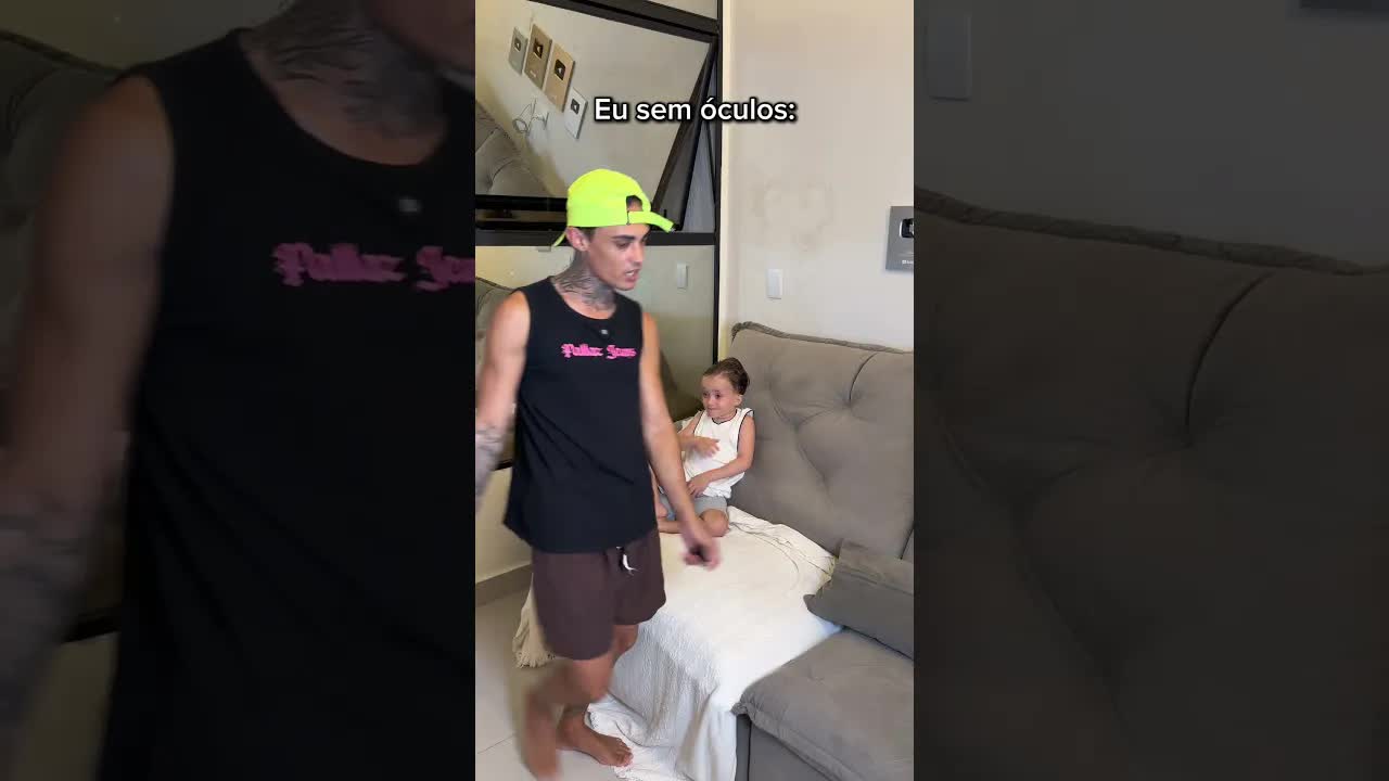 Usando perfume com o menino Miguel