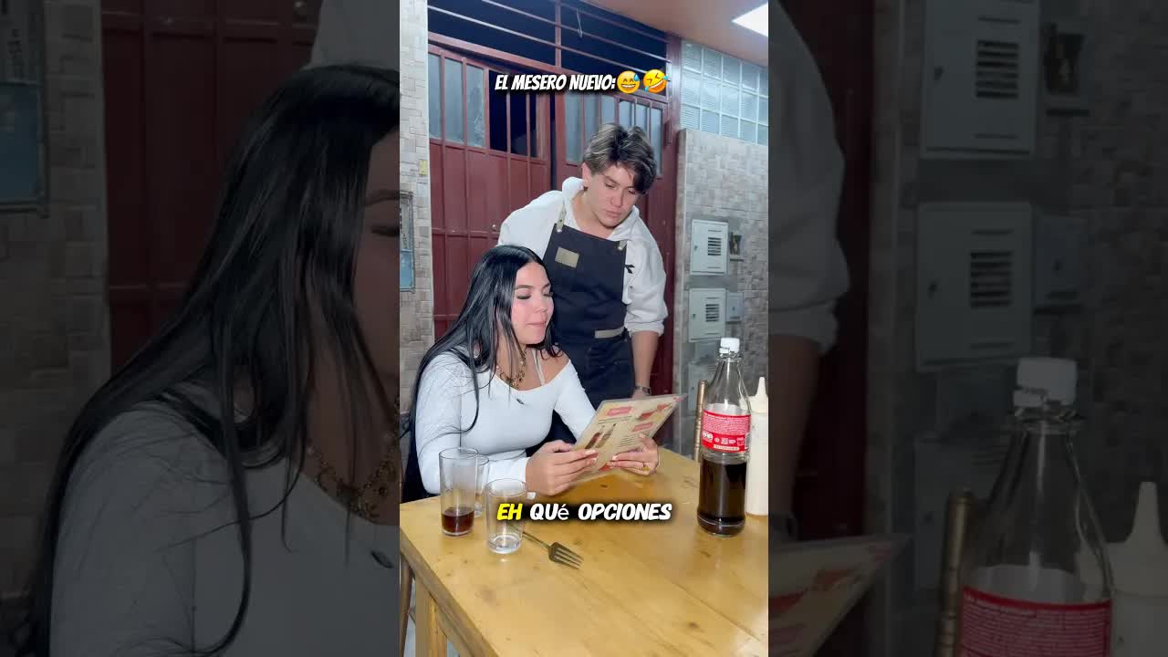 El mesero nuevo no entiende a los clientes