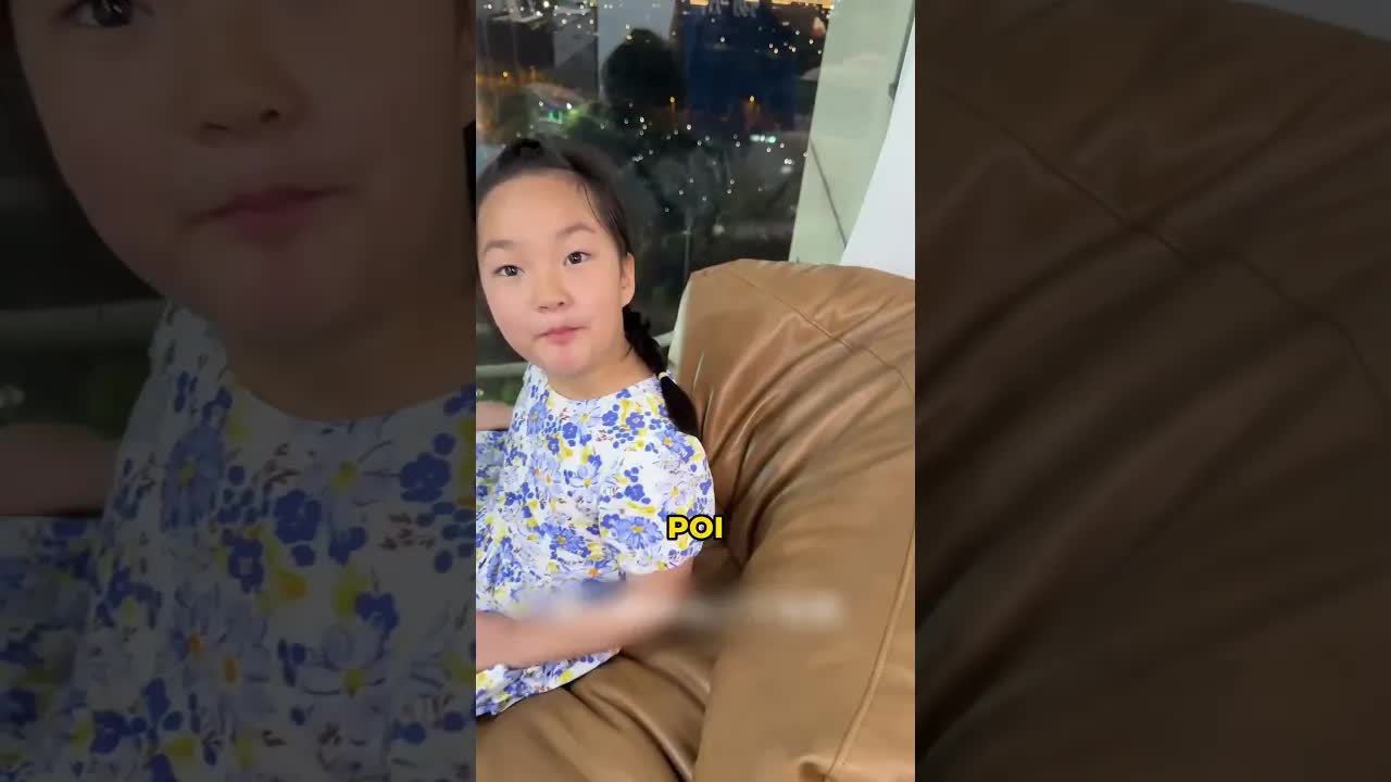 Una ragazza guarda la partita di Ronaldo dal balcone