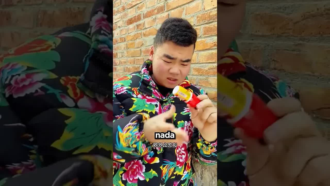 Encontró un caramelo vacío y reaccionó