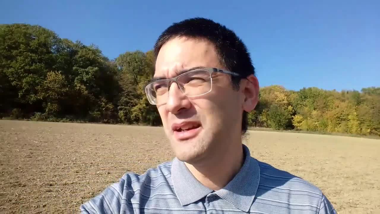 Varma aŭtuna tago kun infanoj