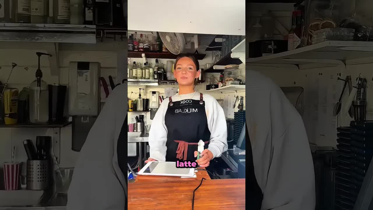 Una empleada le da una lección divertida a un cliente grosero