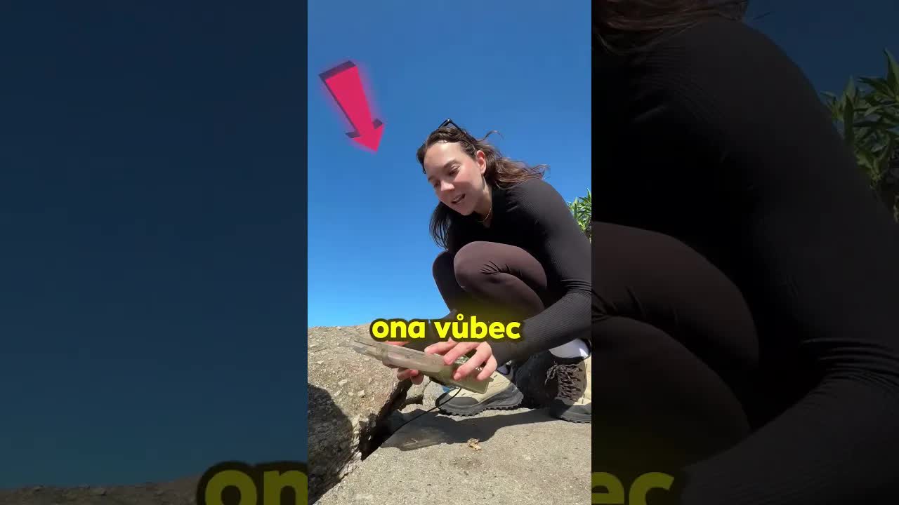 Holka našla tajnou schránku v lese