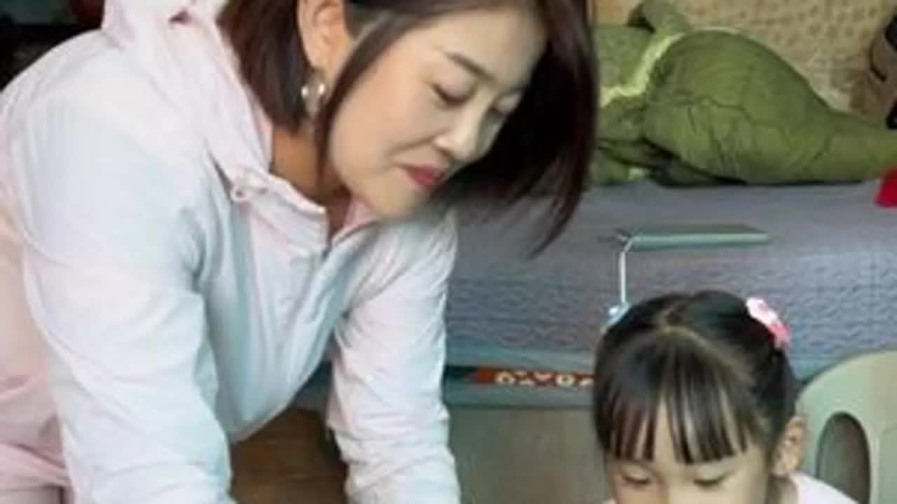 爷爷教暖宝做数学题吃饺子