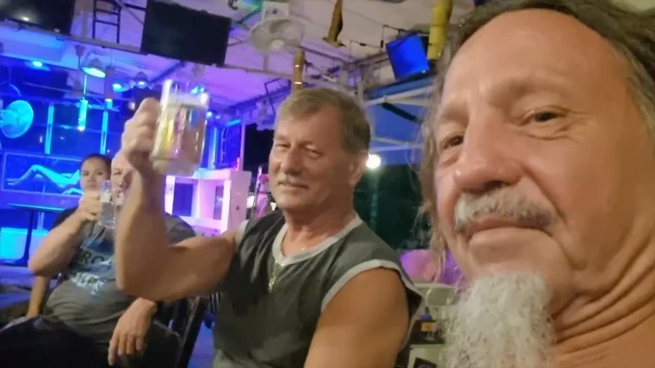 Umräumen im Büro mit der Familie in Phuket