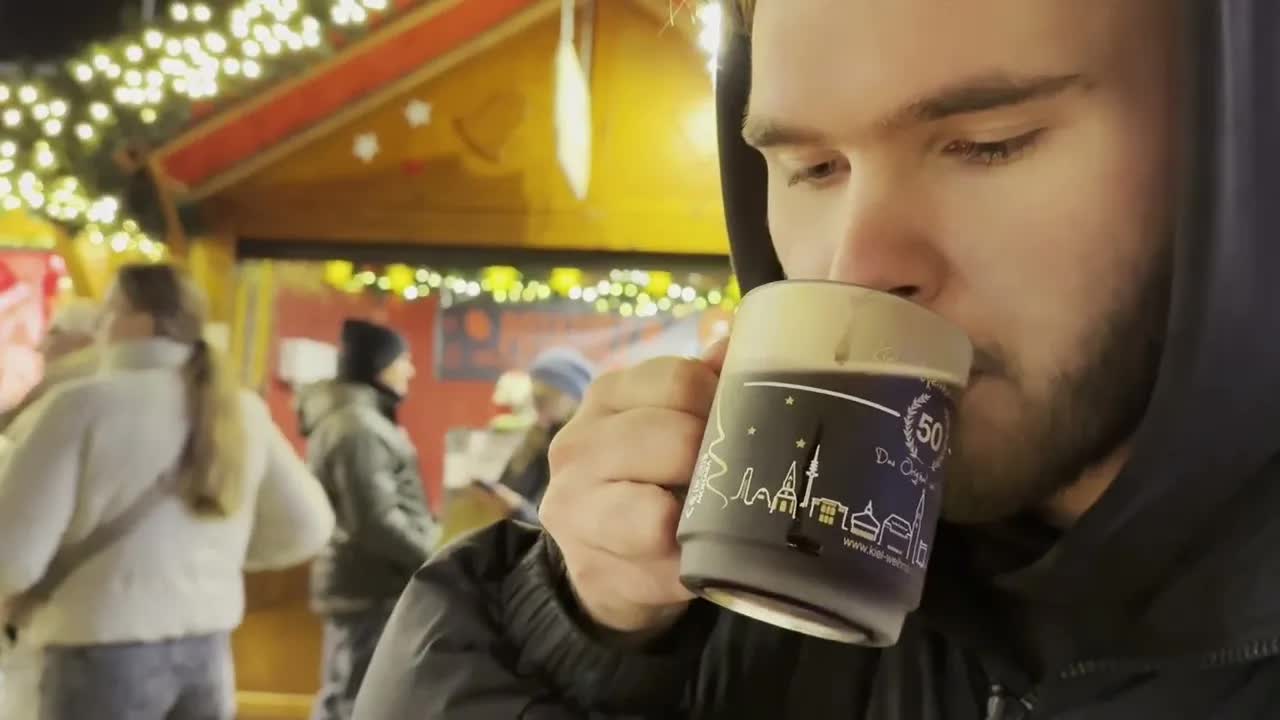 Weihnachtsmarktbesuch mit Glühwein und Lichtern