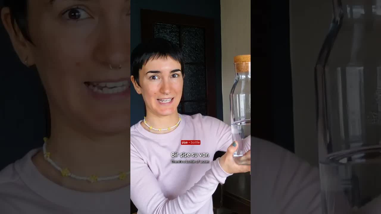 Masamdaki Su Şişesi ve Bardak