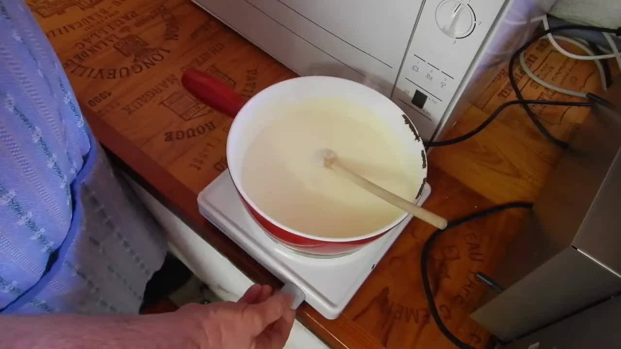 Préparer une fondue au fromage suisse simple