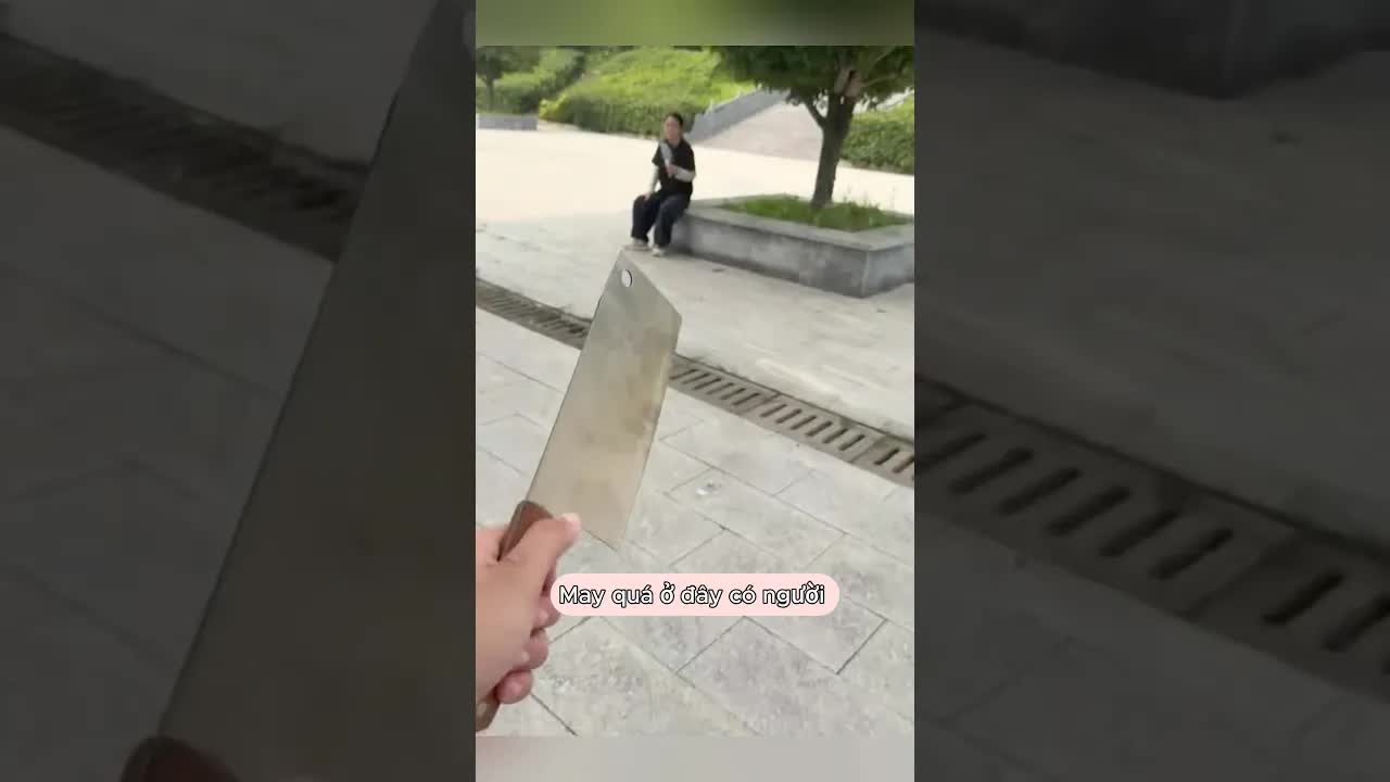 Chị ơi đợi chút em xin mượn sạc