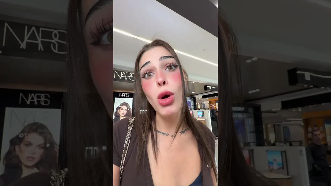 Grabando vuestro nombre en un pintalabios de lujo