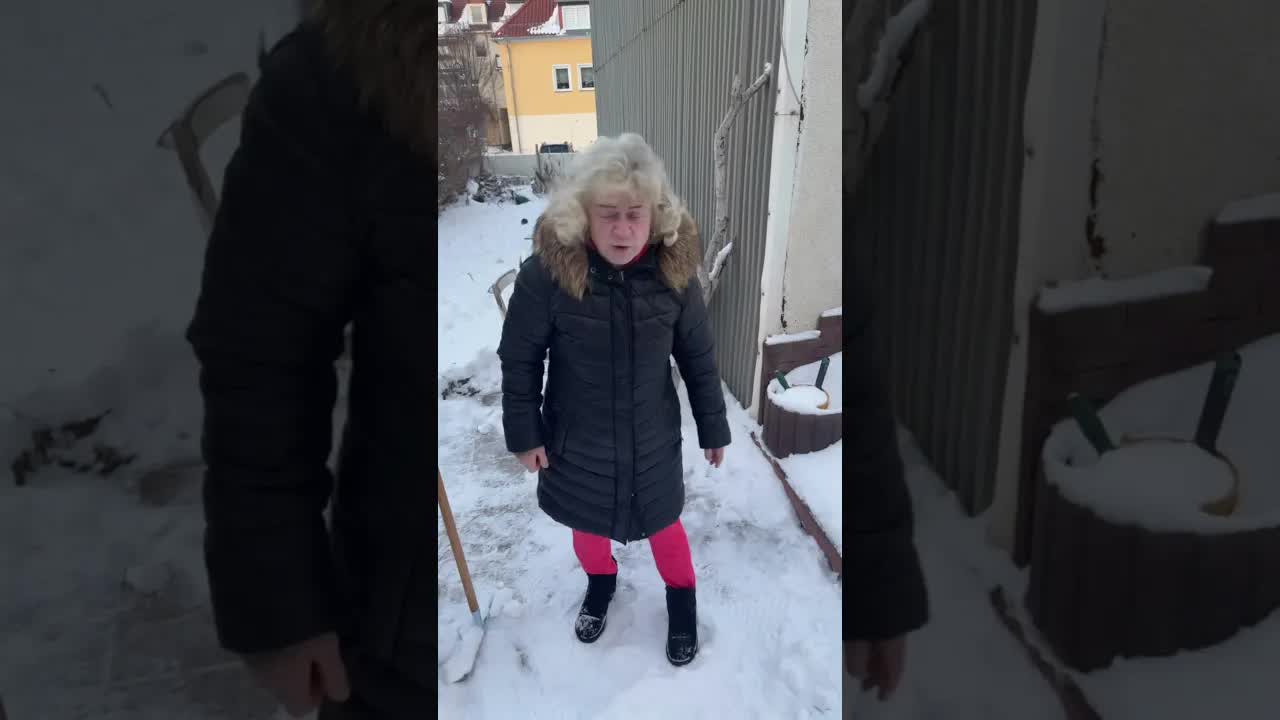 Oma leitet den Iglo-Bau
