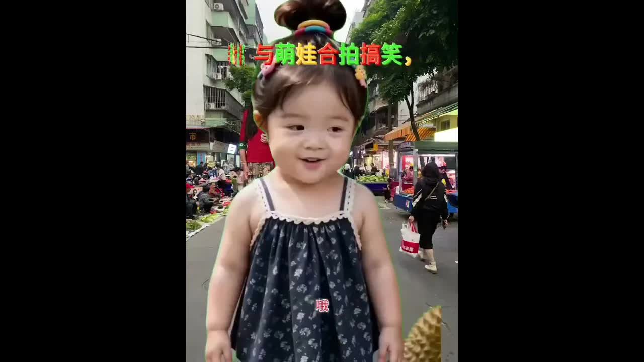 水果攤上的可愛互動