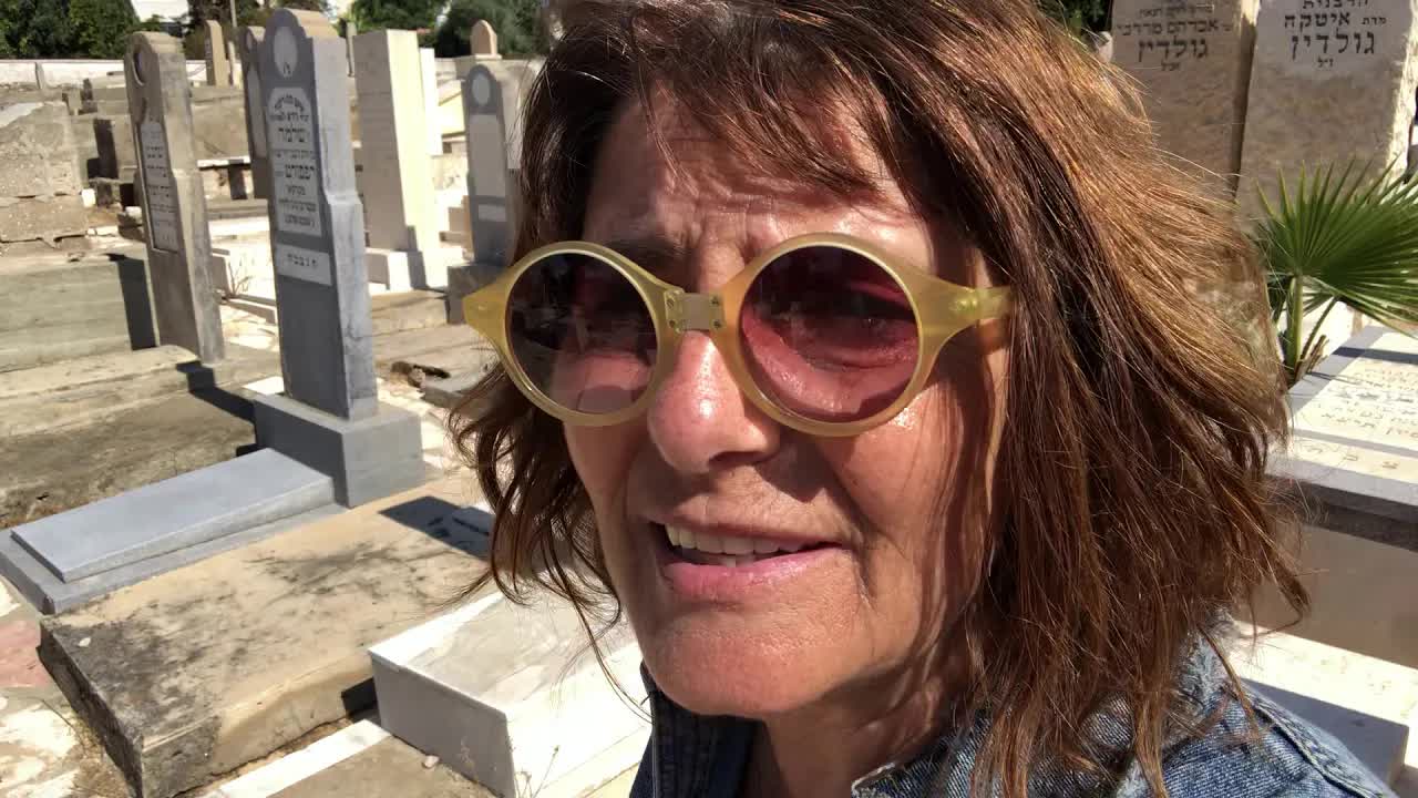 סיור בבית הקברות טרומפלדור וסיפורי תל אביב