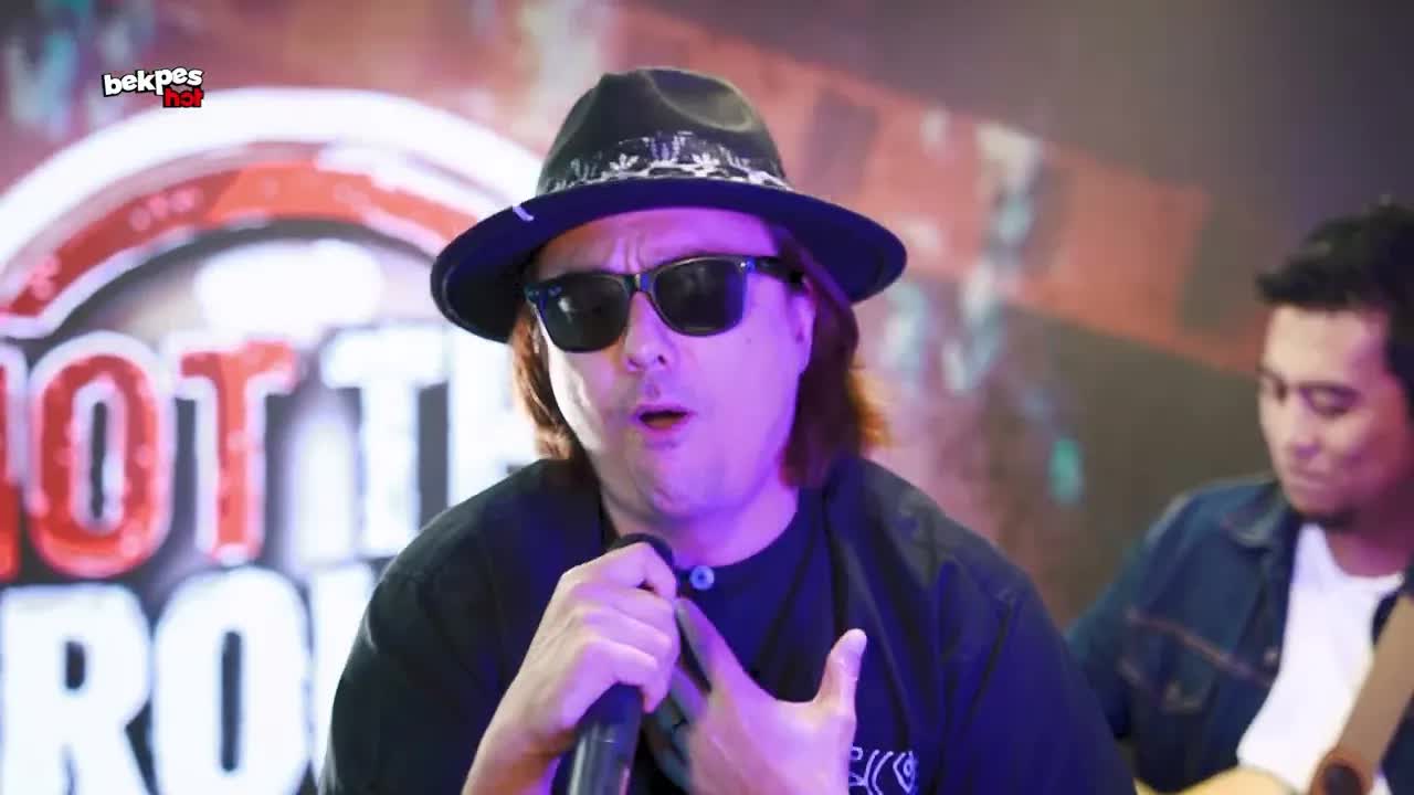 Lagu rock tentang penantian dan bayangan kekasih