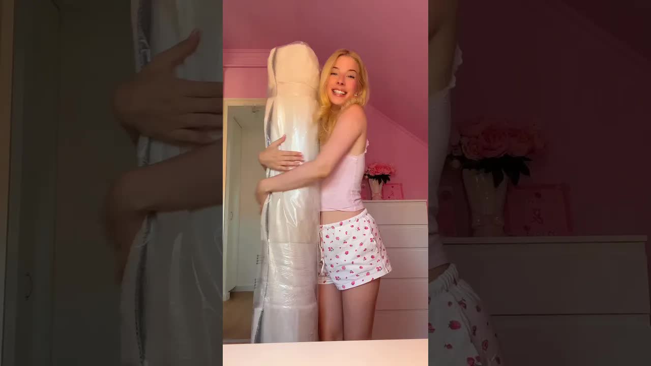 Laci hoz egy puha szőnyeget a rózsaszín szobába