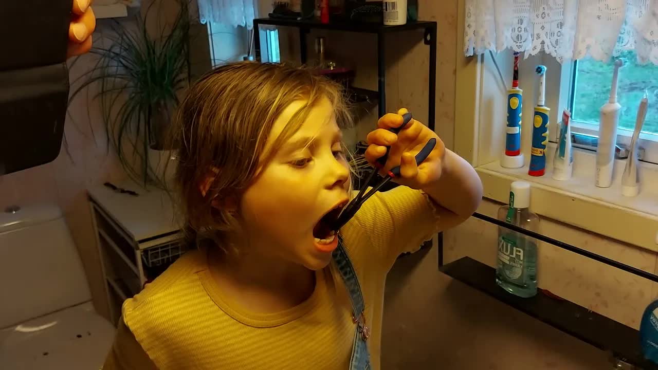 Dina fikser sin egen tannbetennelse
