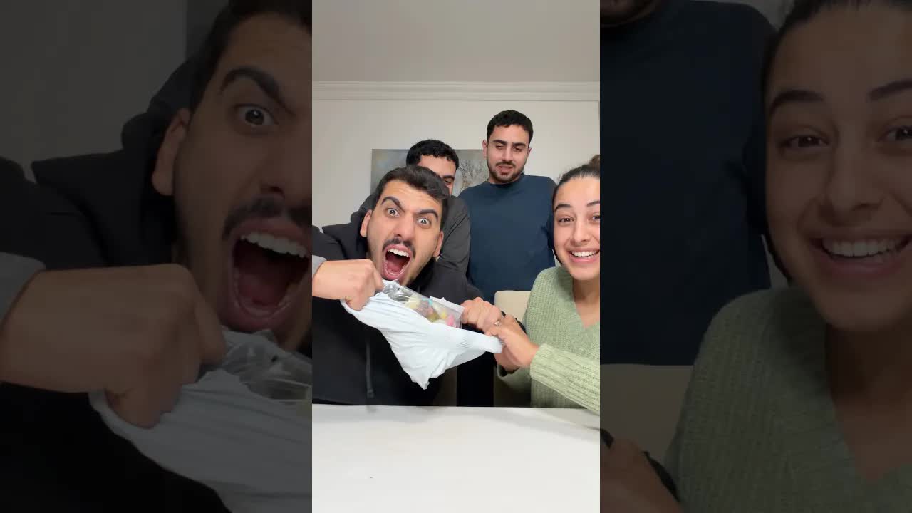 פותחת חבילה מסתורית מלאה בממתקים