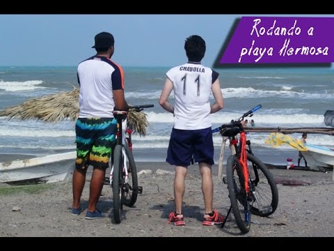 Rodando en bici hacia Playa Hermosa con Gabriel